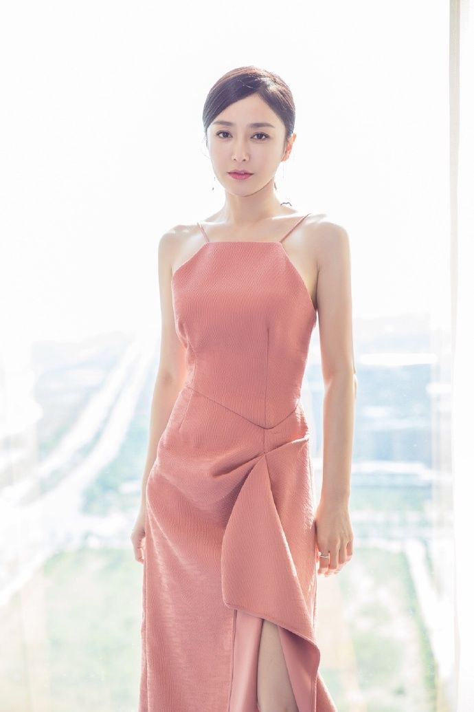 秦岚优雅杀!粉色吊带长裙露香肩好气质尽显