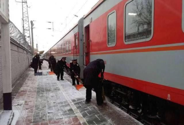 北京最“寒碜”火车站，等车只能蹲路边，本地人都不爱去