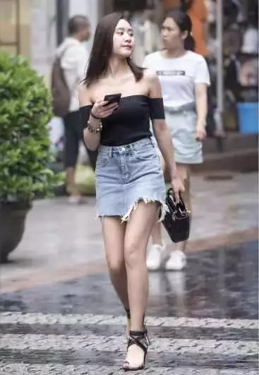 街拍： 身姿曼妙靓丽可人的小姐姐，气质优雅看着很有女神气质！