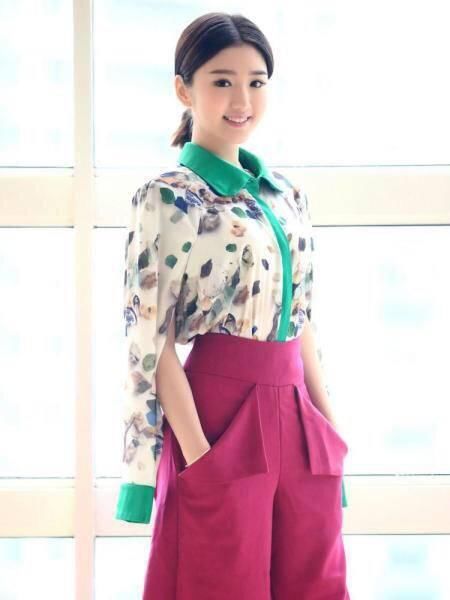 毛晓彤来了，穿单肩裙，穿搭很清爽，看起来更美了！