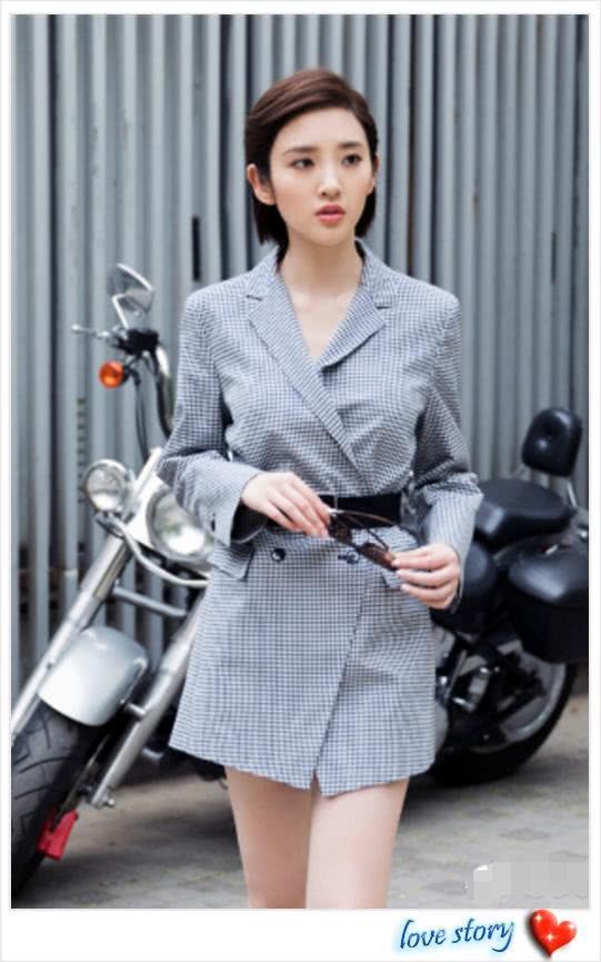 唐艺昕胆肥了!浑身只穿一件西装，网友：我就不信张若昀不介意?