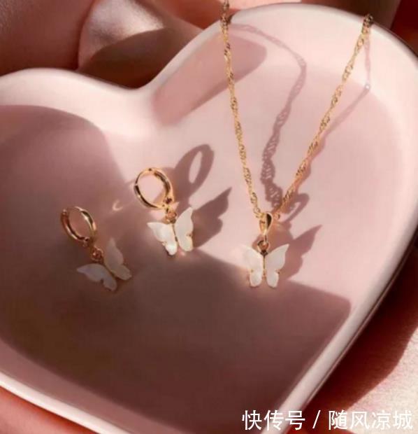 衬衣:蝴蝶元素单品突然开始走红,衬衣+耳环都有了,这蝴蝶效应有点强