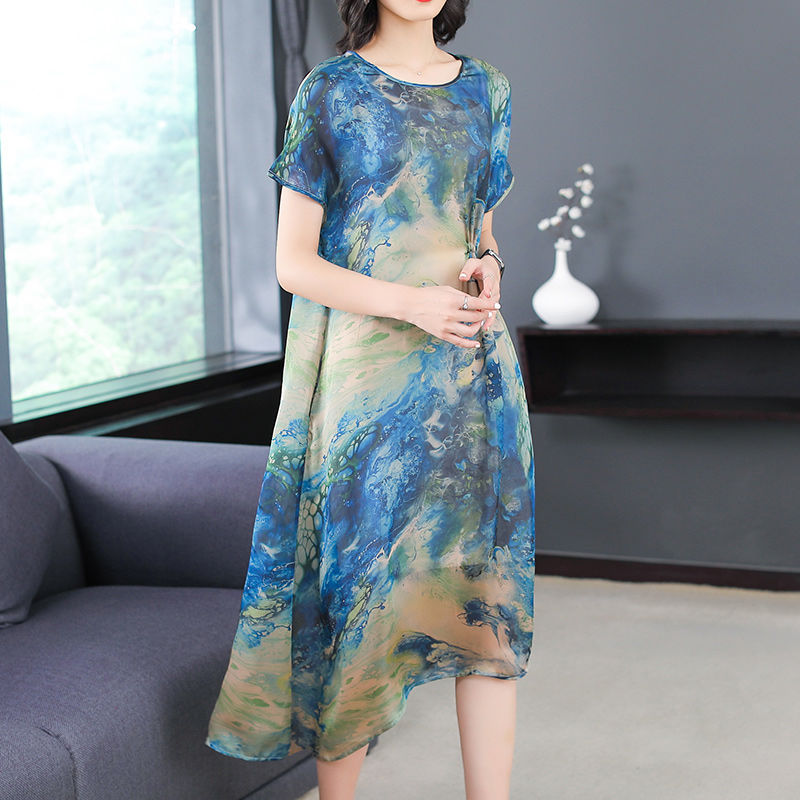 60后女人不要穿的太嫩了,多穿这样子的蚕丝连衣裙,高贵又减龄