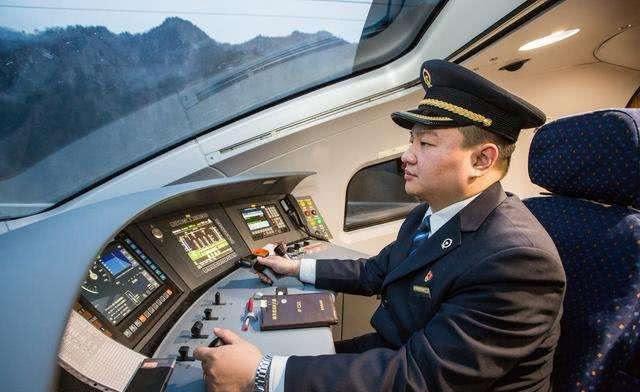 高铁司机全程不可离开驾驶室，那上厕所要如何解决呢？