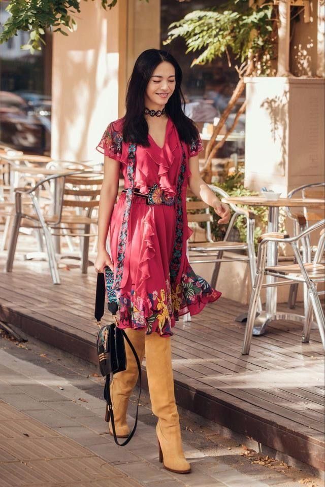 姚晨夏天裙子，搭配冬天皮靴，奇葩到没朋友！