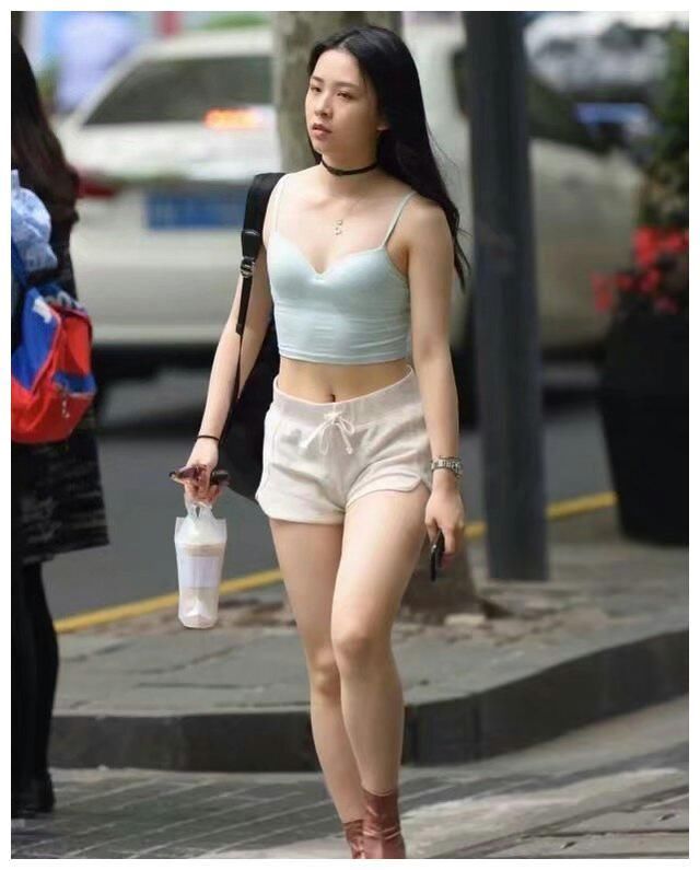 街拍：图二清新的穿搭，秀出“小蛮腰”，散发出女神气质！