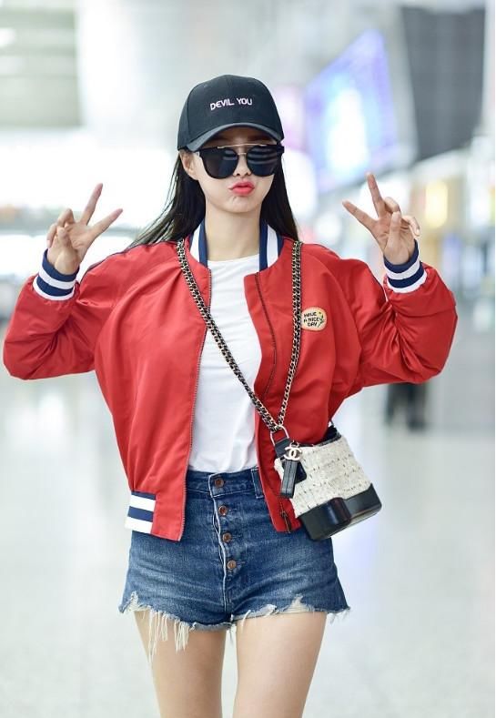 沈梦辰胆真大!一件网纱长裙就靠两条线支撑,网友:便宜了杜海涛