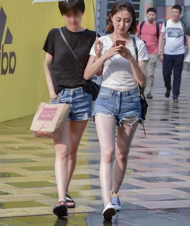 路人街拍：普通的小姐姐，好身材，自然流露