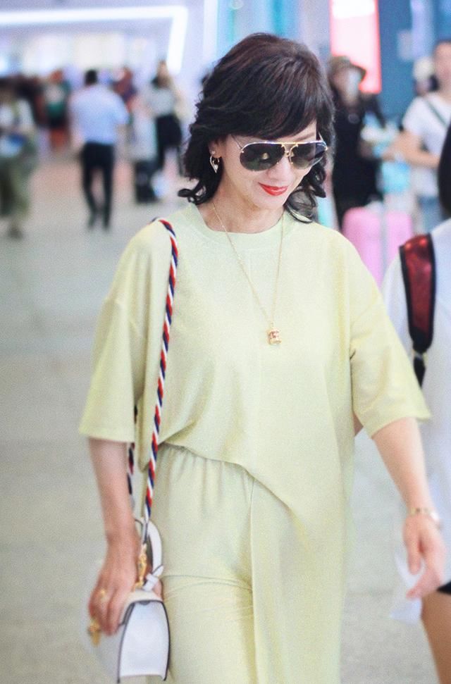 赵雅芝一身浅黄现身机场，没想到64岁的她竟然如此会穿同色衣服