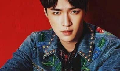 蔡徐坤眼妆像吸血鬼伯爵，可看到艺兴眼妆，才知道啥叫挪不开眼睛