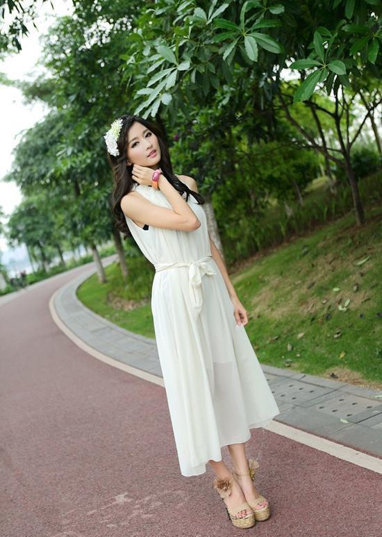 街拍： 图一简约,图二清纯小仙女,图三白皙大长腿让人欲罢不能