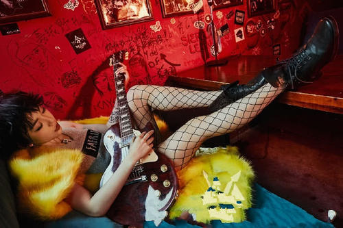 吴莫愁又刷三观，短裤下方穿渔网袜，网友：这腿给100分！