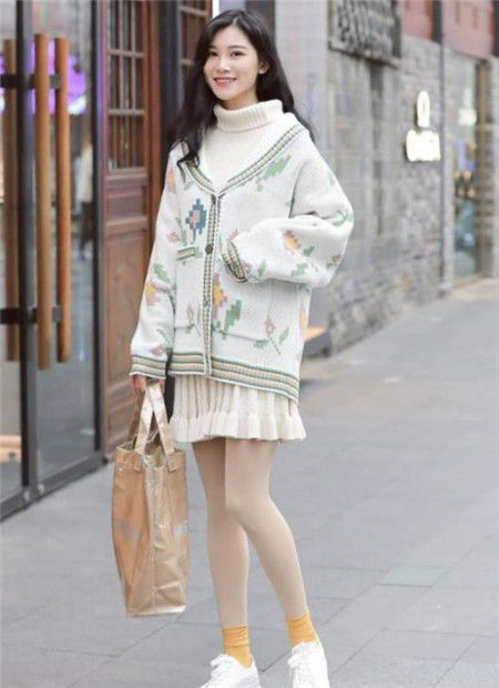  #小美女#街拍：看手机的小美女，简洁衣装，必将成为街上最亮丽的风景线