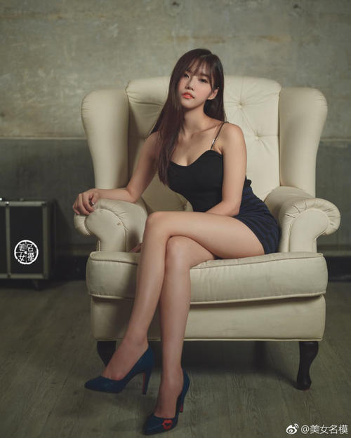 室内美女写真集：黑色紧身吊带搭配包臀短裙，穿出了性感好身材！