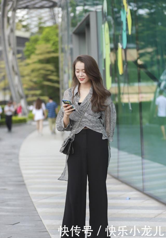 『小姐姐』街拍:小姐姐身穿一件黑色的百褶裙,带着神秘又优雅的美感