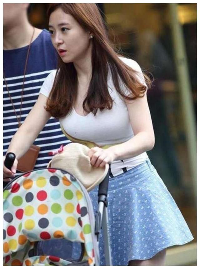 街拍：图1美丽动人，图5身姿曼妙，图8短裙减龄俏丽