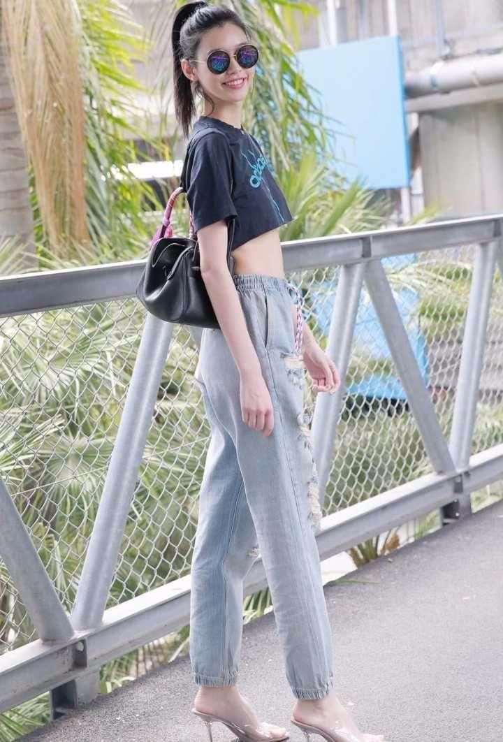 奚梦瑶的穿搭绝对是把秀长腿放在第一位，网友:有资本当然要秀!