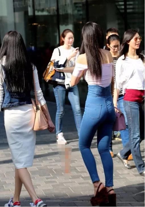 高腰紧身牛仔裤的小姐姐，时髦版型勾勒出身段的优美