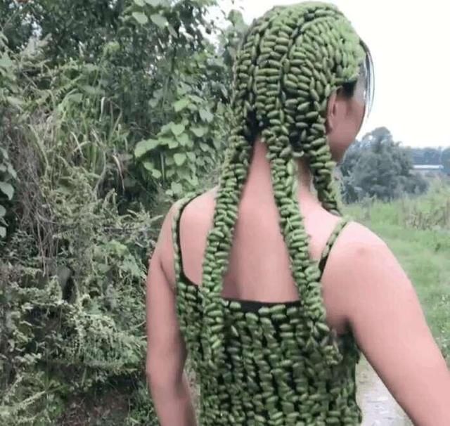 女子把头发全身布满苍耳，看起来很美，取下来时美女后悔不已