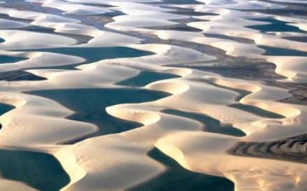 巴西有一个神奇的沙漠，每年雨季水比沙子还多，还鱼虾成群