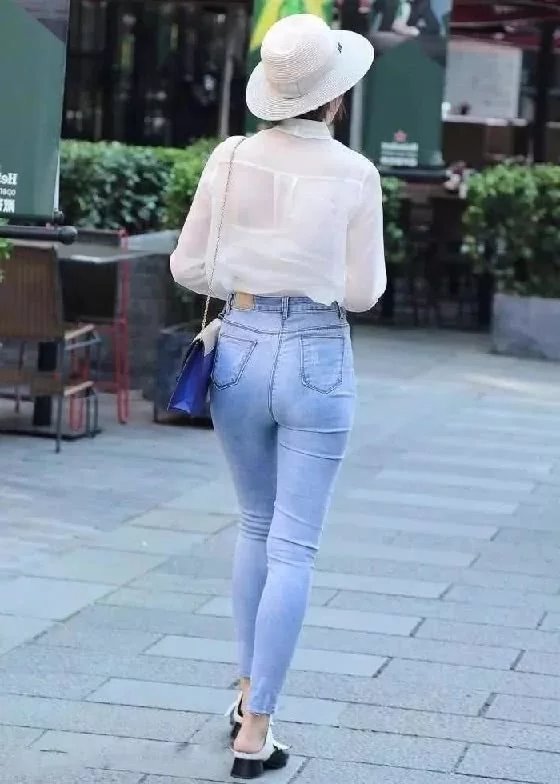 靓丽气质小姐姐，白色透视衬衫美搭淡蓝色高腰紧身牛仔裤，尽显朦