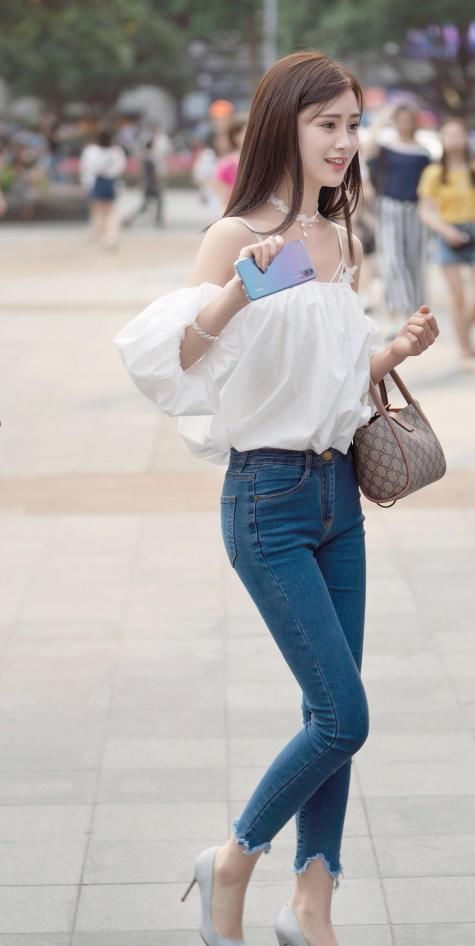 街拍：气质小姐姐紧身牛仔裤展现迷人大长腿，曼妙的身材很有看点