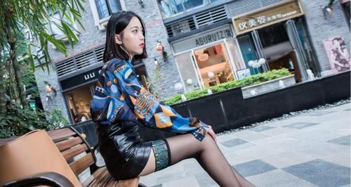 【 气质】走出大长腿的性感气质,尽显女性妩媚的那一面,彩色浮夸的上衣