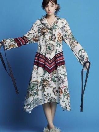 古力娜扎就穿一层薄纱？复古连衣裙撞上羽毛鞋，网友：真敢穿！