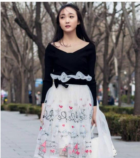 气质|街拍:美女身穿黑白撞色纱裙,气质出尘,清水出芙蓉