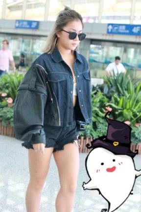 王菊只穿一件抹胸，也敢敞开上衣炫身材，网友：短裤都快撑破了！