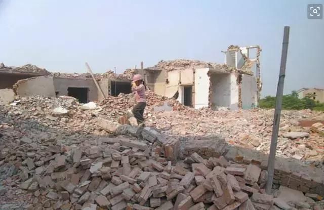 农村拆迁按什么标准安置，并且农村拆迁是怎么赔偿的？