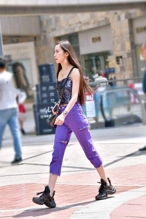 街拍:美女穿闪亮吊带背心,气场强大令人艳羡!