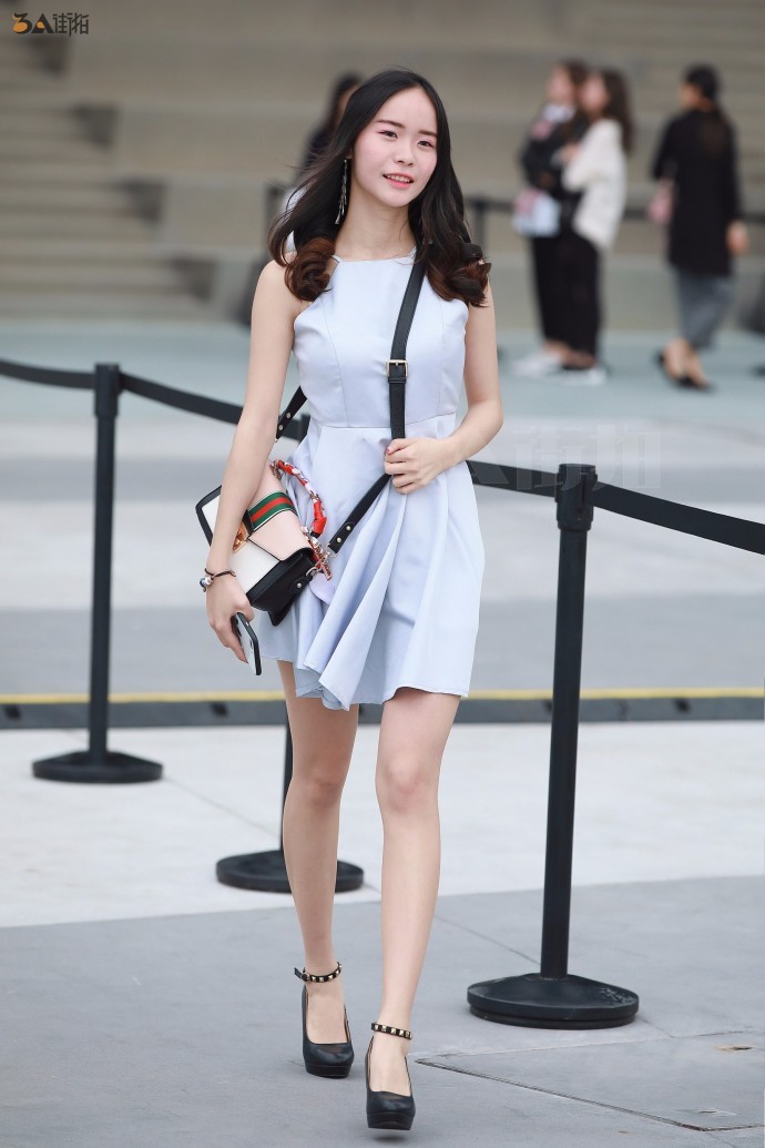 路人街拍，很有气质的小姐姐，不笑比笑要好看