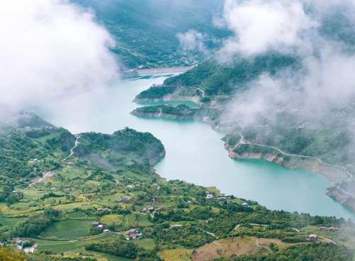 广西拥有唯一的天池湖，在高68米山上，水深10米，终年不干涸