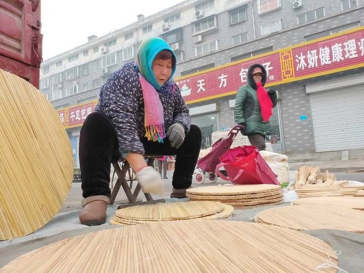  「手工」72岁大娘集市上卖自己手工制作的盖垫，现在不多见了