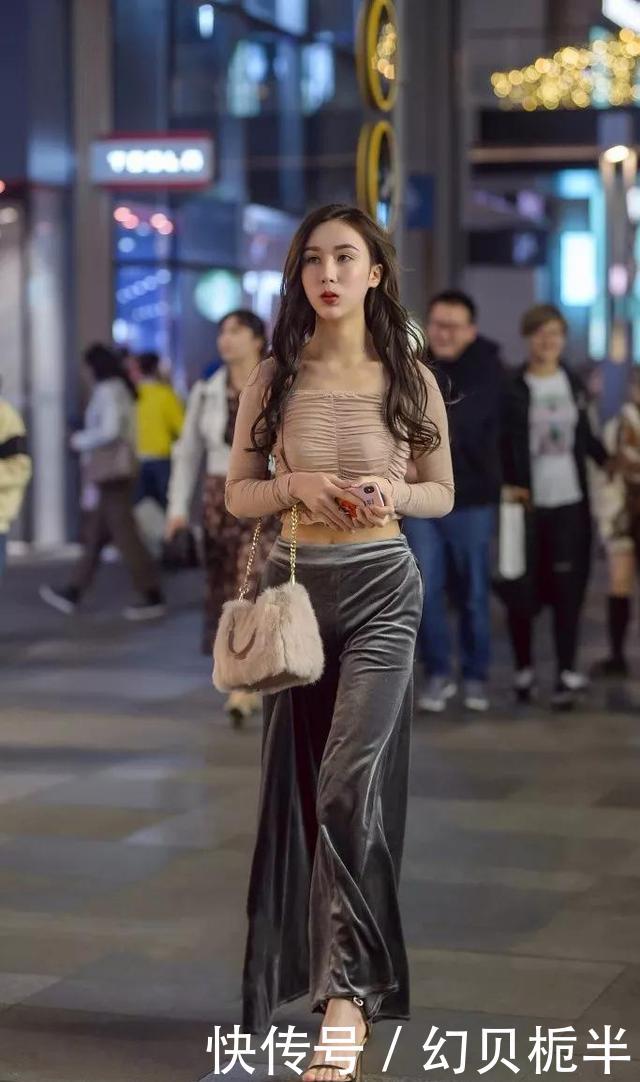 『 感觉』卡其色的一字肩很显身材，街拍：小姐姐看起来很有时尚潮人的感觉