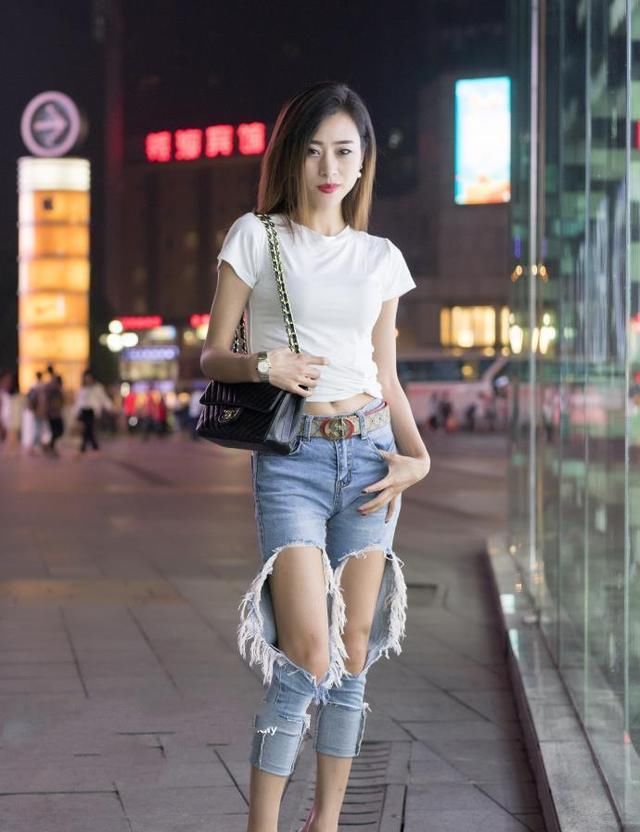 街拍:紧身破洞牛仔十分的修身同时又不乏时尚感