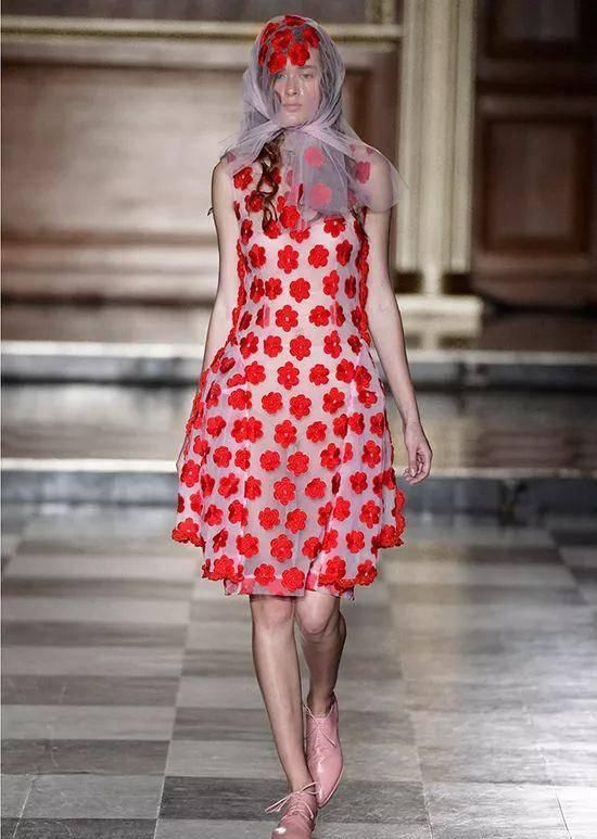  『穿着』只要穿着Simone Rocha，就可以一直做少女哦