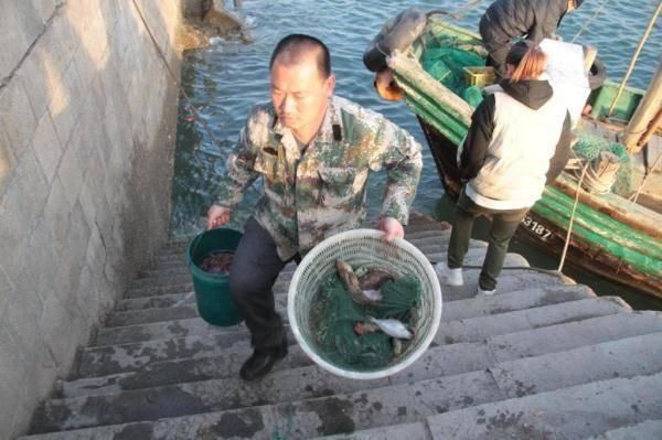 青岛渔民一天捞80斤海鲜 上岸5分钟就被抢光