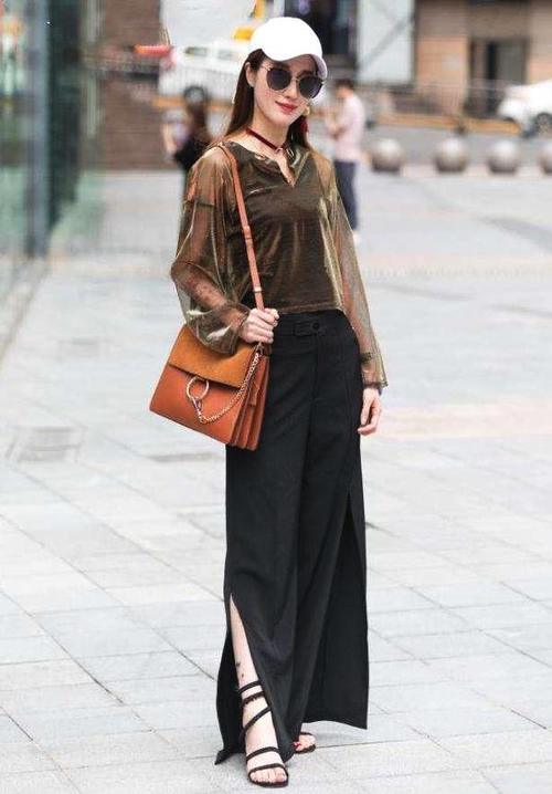 街拍: 小姐姐一袭白色蕾丝连衣裙，走在大街上十分的性感无比！