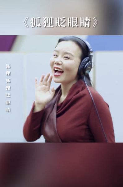 #暗红色#再被龚琳娜新歌洗脑,穿“无痕裙”真能扭,勒这么紧仍没一丝赘肉