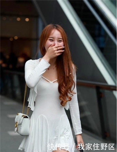  「小美女」街拍：身材高挑的小美女，骨感的美人，转头一笑百媚生