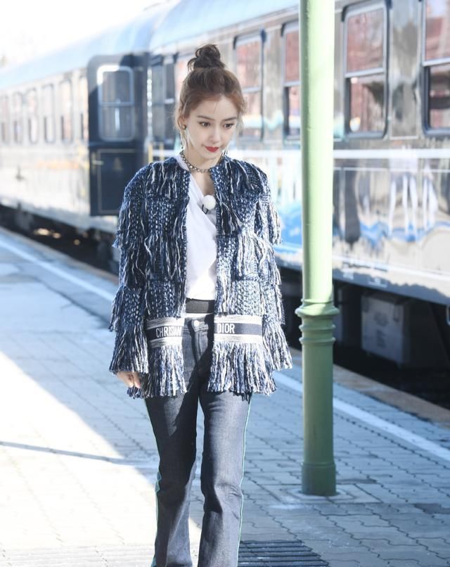  「西服外套」早春别穿马丁靴了,今年流行这2双靴子,显瘦显高还很时髦