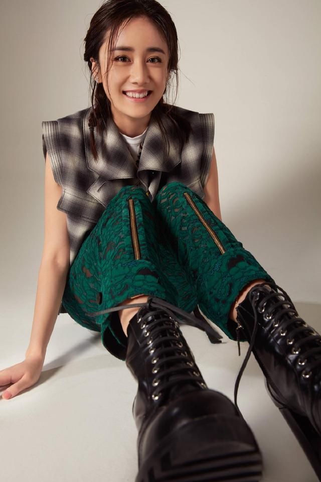 辣妈刘芸靠梳小辫子嫩回18岁，赵薇舒淇也对它宠爱有加，美炸了!