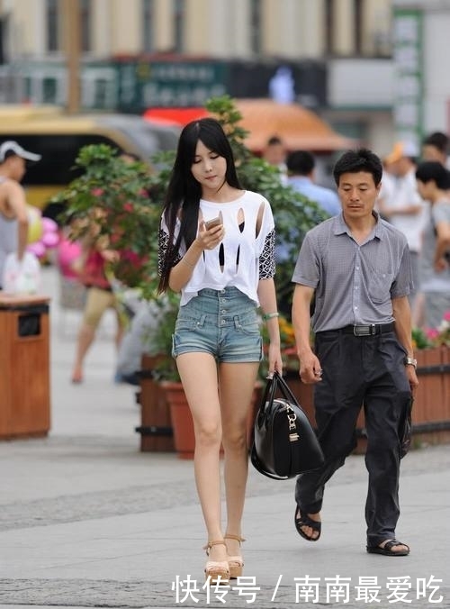  美女：街拍美女：小姐姐干净如初,清纯甜美,漏空的T恤衫更显时尚！