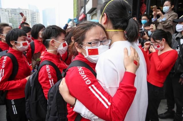  「泪目」上海第三批援鄂医疗队启程返沪，战友送别，场面泪目……