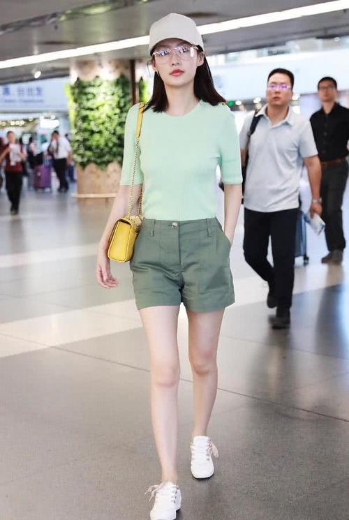 李沁这鞋子亮了，全身“香芋”造型，竟比不上脚踩的“毛毛虫”鞋