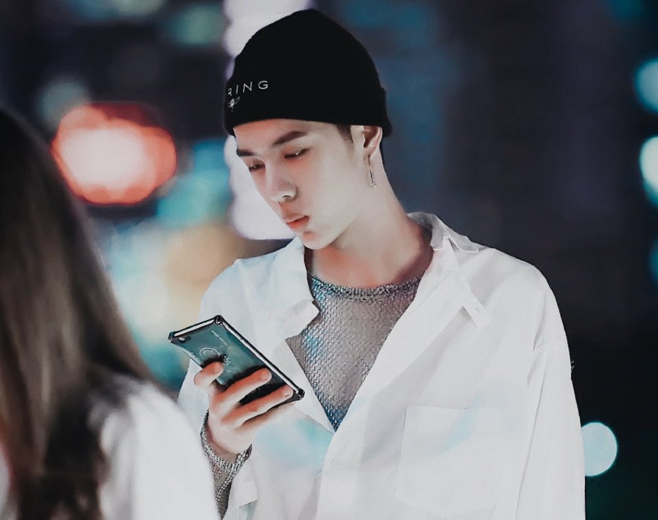 [胡子]王一博玩玩偶方式奇怪，粉红豹手脚移位尾巴放前，胡子打上蝴蝶结