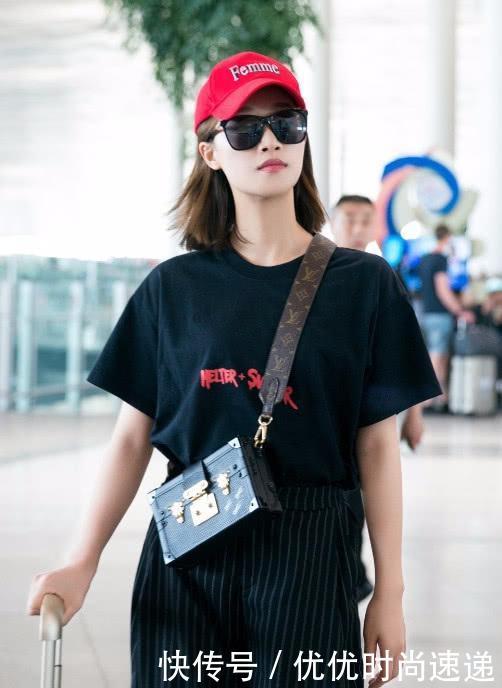 蓝盈莹穿“康熙鞋”超模范立显！袜子套在鞋子外面，脚趾都看得到