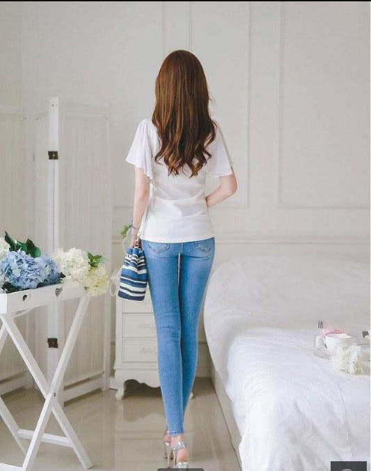 紧身的牛仔短裤能够完美的贴紧你的腿型，展示你身材的好机会